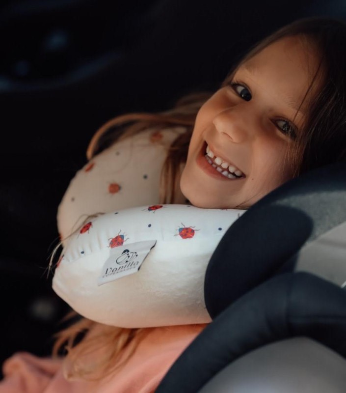 Poduszka podróżna rogal Travel Ladybug dla dzieci Vanilla Copenhagen