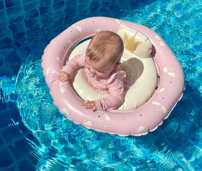 Koło do pływania Baby Rose Swan z siedziskiem Vanilla Copenhagen
