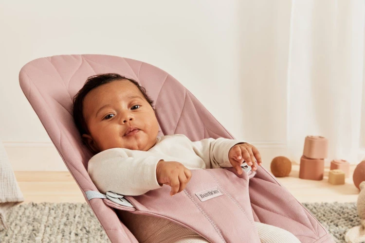 BABYBJORN - leżaczek BLISS Woven, Petal Quilt, Zgaszony róż + Zabawka Googly Eyes Pastels