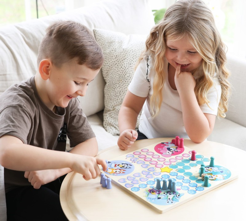 Drewniana gra strategiczna Chińczyk zabawka edukacyjna gry dla dzieci Bluey MICKI