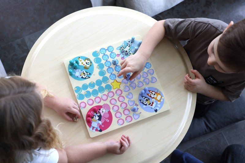 Drewniana gra strategiczna Chińczyk zabawka edukacyjna gry dla dzieci Bluey MICKI