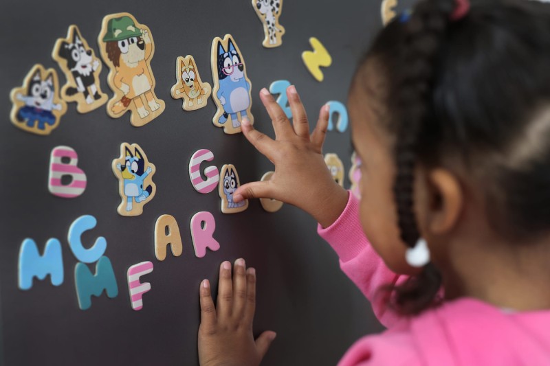 Drewniane magnetyczne literki i obrazki edukacyjna zabawka dla dzieci Bluey MICKI