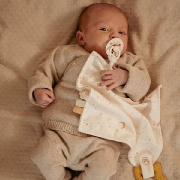 Przytulaczek z zawieszką do smoczka i gryzakiem Newborn Naturals Little Dutch