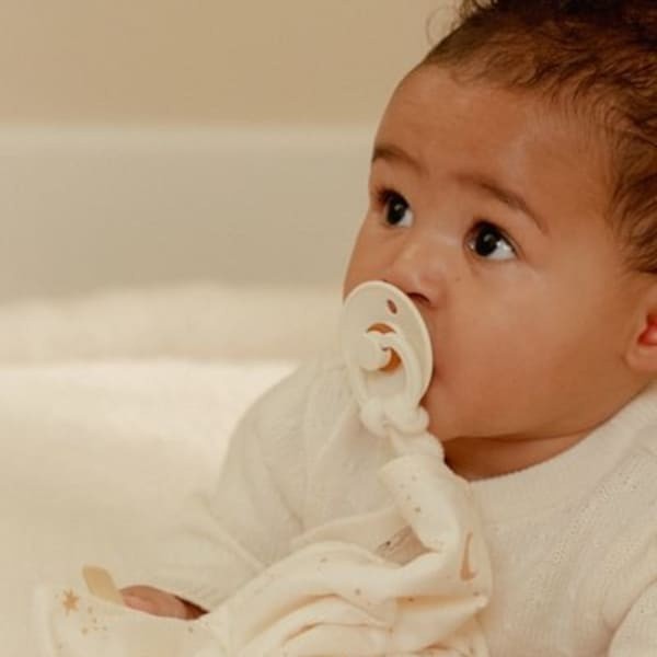 Przytulaczek z zawieszką do smoczka i gryzakiem Newborn Naturals Little Dutch