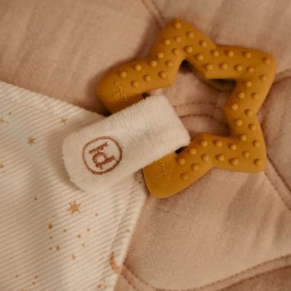 Przytulaczek z zawieszką do smoczka i gryzakiem Newborn Naturals Little Dutch
