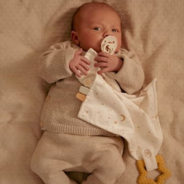 Przytulaczek z zawieszką do smoczka i gryzakiem Newborn Naturals Little Dutch