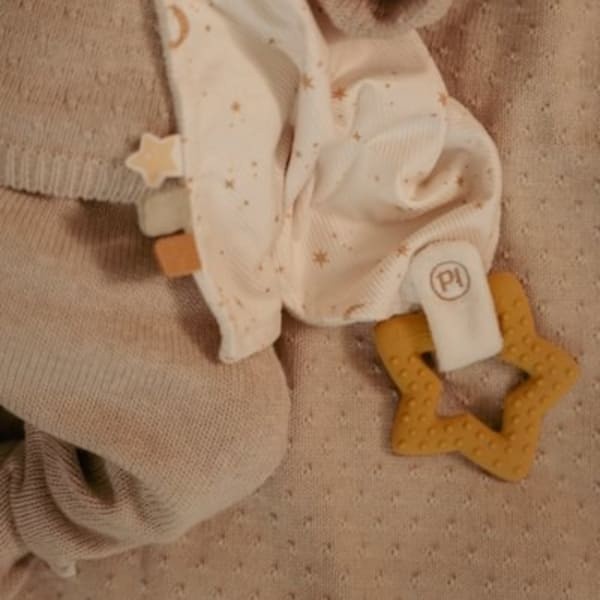 Przytulaczek z zawieszką do smoczka i gryzakiem Newborn Naturals Little Dutch