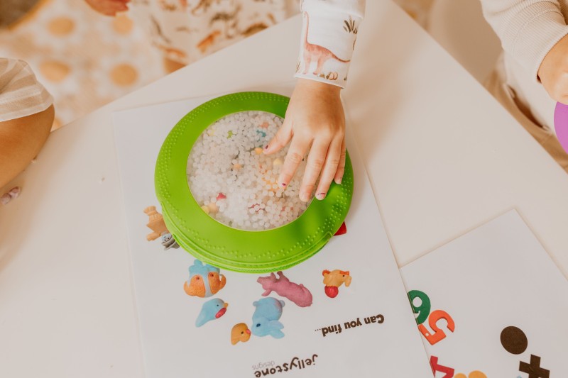 Sensoryczny dysk z figurkami A-Ku-Ku! Peekaboo Farma Jellystone Designs