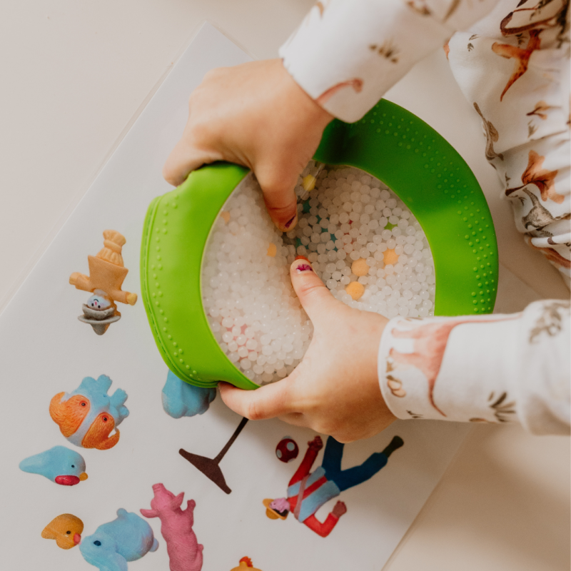 Sensoryczny dysk z figurkami A-Ku-Ku! Peekaboo Farma Jellystone Designs