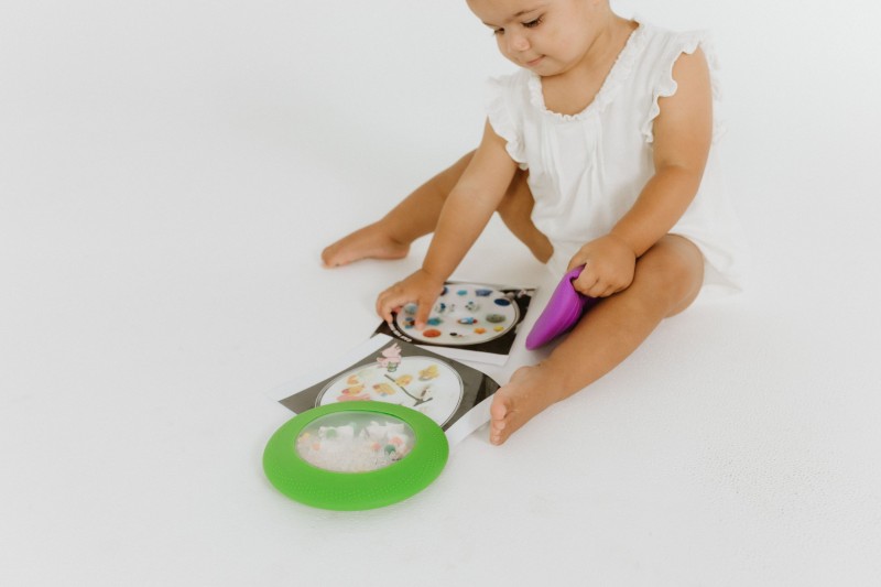 Sensoryczny dysk z figurkami A-Ku-Ku! Peekaboo Farma Jellystone Designs