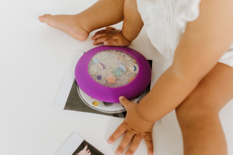 Sensoryczny dysk z figurkami A-Ku-Ku! Peekaboo Galaktyka Jellystone Designs