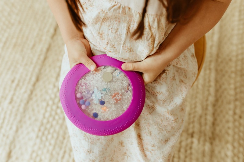 Sensoryczny dysk z figurkami A-Ku-Ku! Peekaboo Galaktyka Jellystone Designs