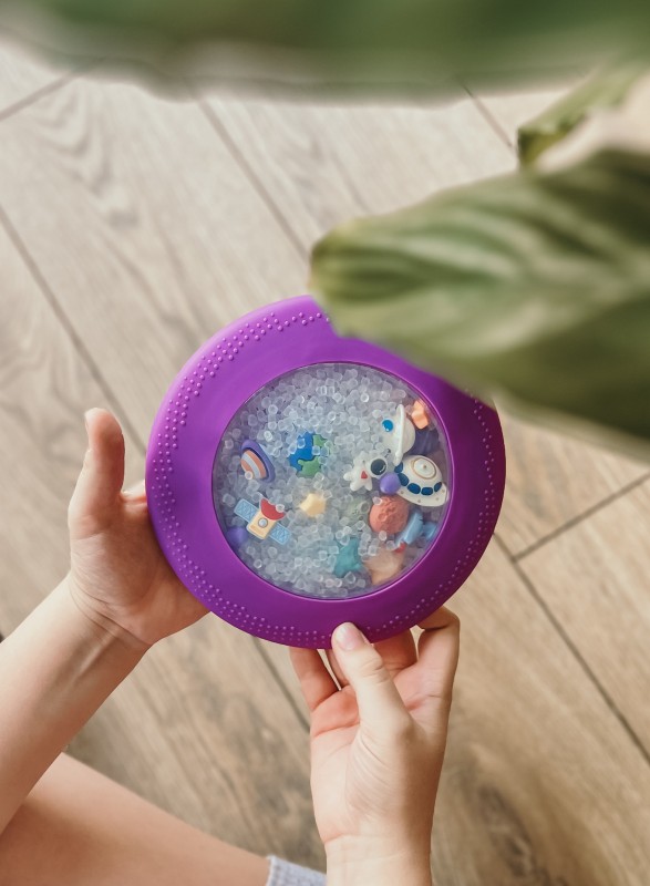 Sensoryczny dysk z figurkami A-Ku-Ku! Peekaboo Galaktyka Jellystone Designs