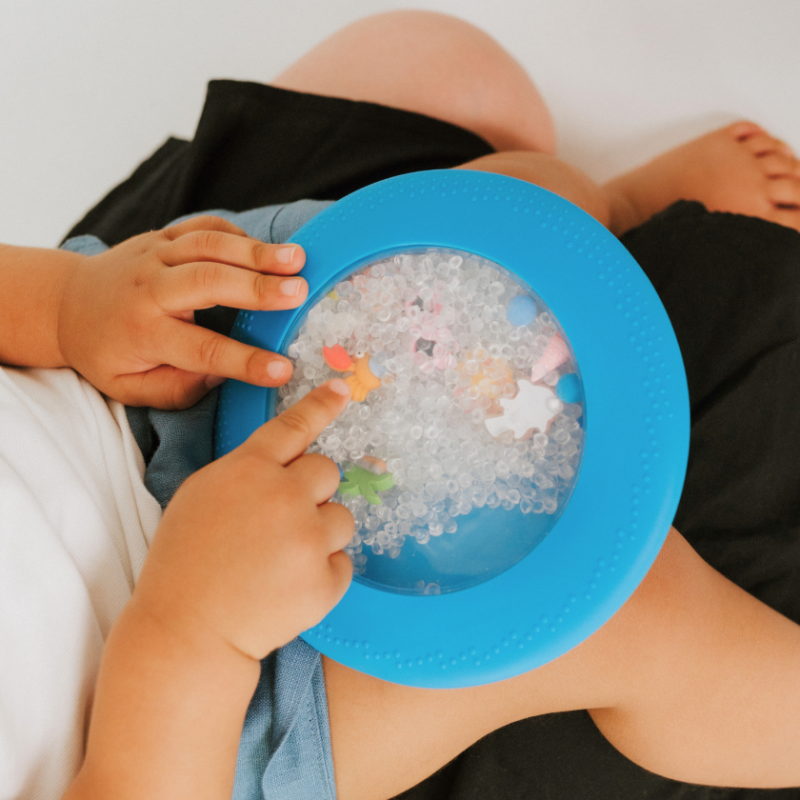 Sensoryczny dysk z figurkami A-Ku-Ku! Peekaboo Plaża Jellystone Designs 