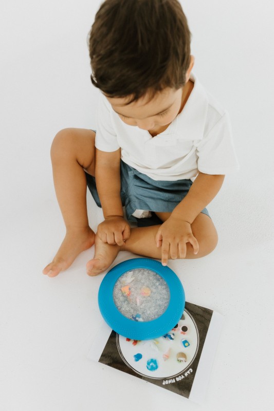 Sensoryczny dysk z figurkami A-Ku-Ku! Peekaboo Plaża Jellystone Designs 