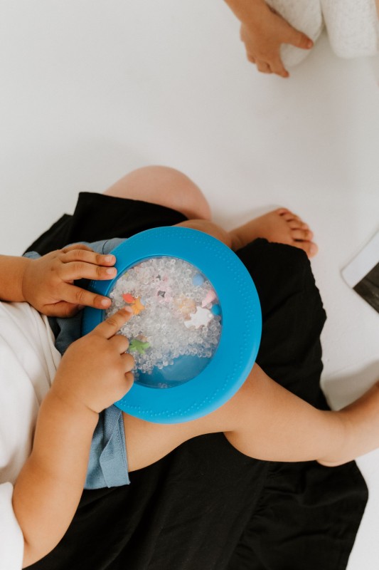Sensoryczny dysk z figurkami A-Ku-Ku! Peekaboo Plaża Jellystone Designs 