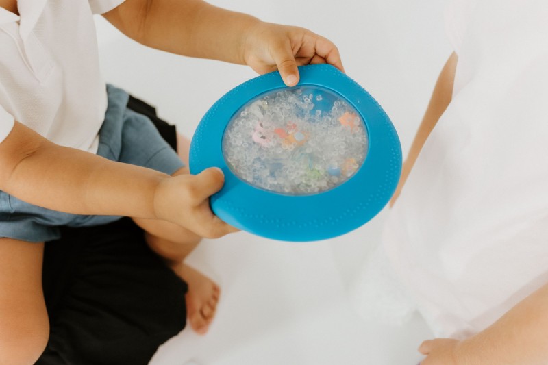 Sensoryczny dysk z figurkami A-Ku-Ku! Peekaboo Plaża Jellystone Designs 