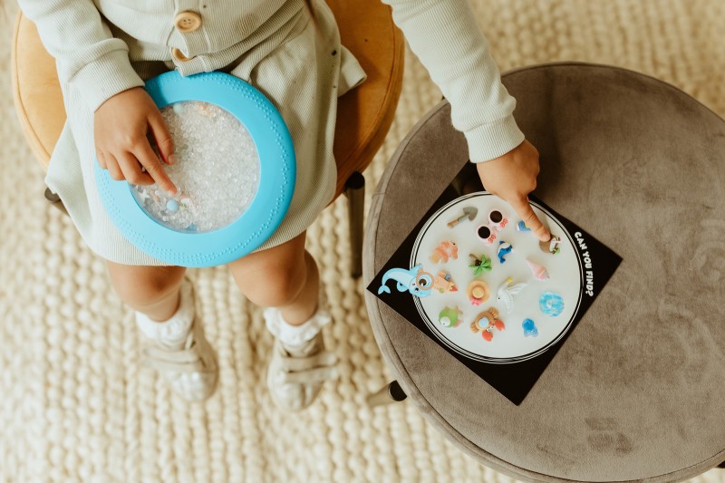 Sensoryczny dysk z figurkami A-Ku-Ku! Peekaboo Plaża Jellystone Designs 