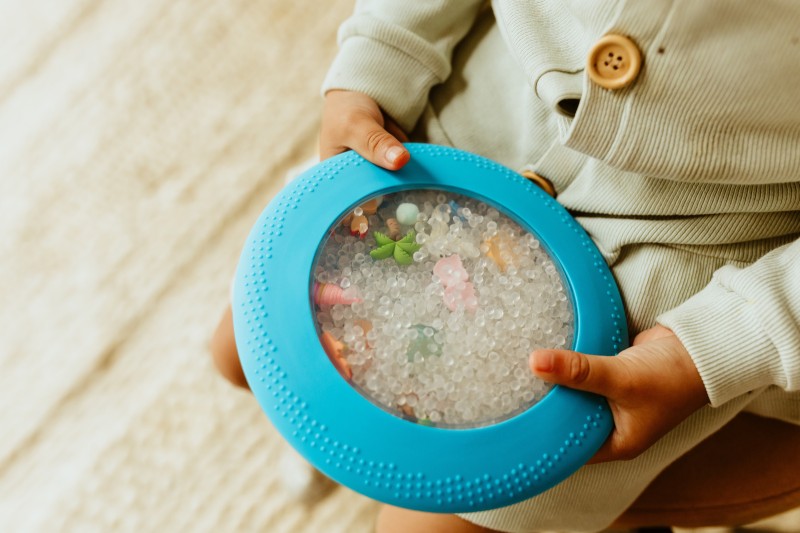 Sensoryczny dysk z figurkami A-Ku-Ku! Peekaboo Plaża Jellystone Designs 