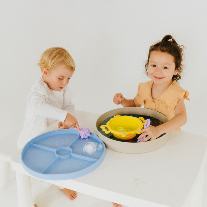 Tacka sensoryczna Play Tray Soft Blue 2w1 pojemnik niebieski Jellystone Designs