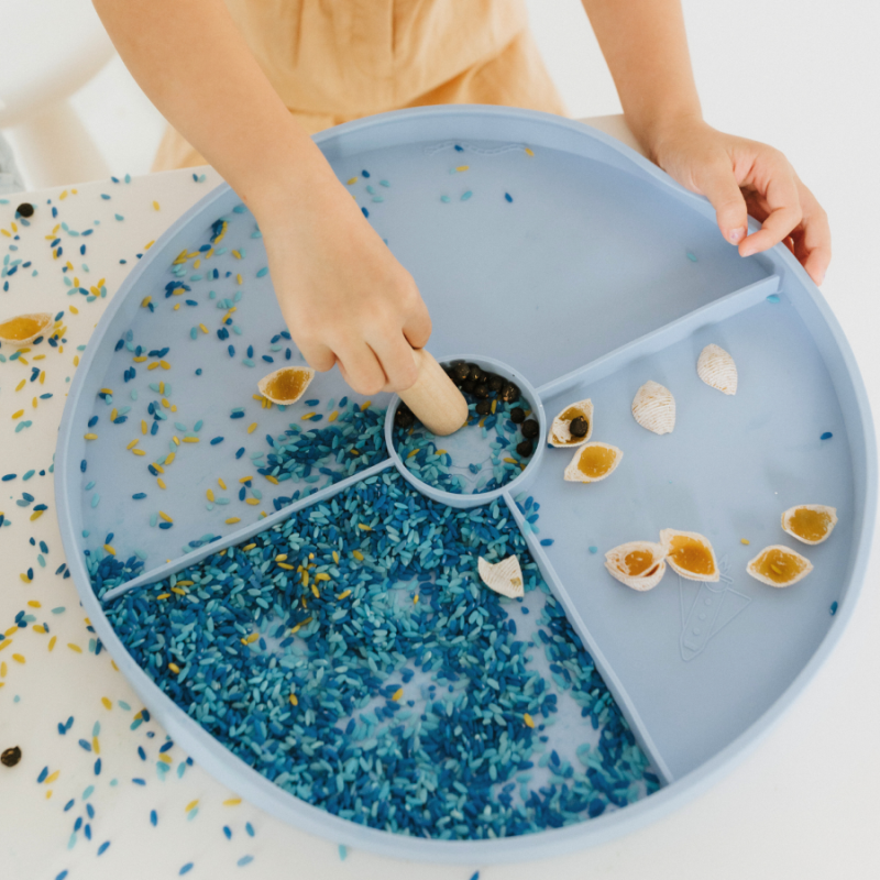 Tacka sensoryczna Play Tray Soft Blue 2w1 pojemnik niebieski Jellystone Designs