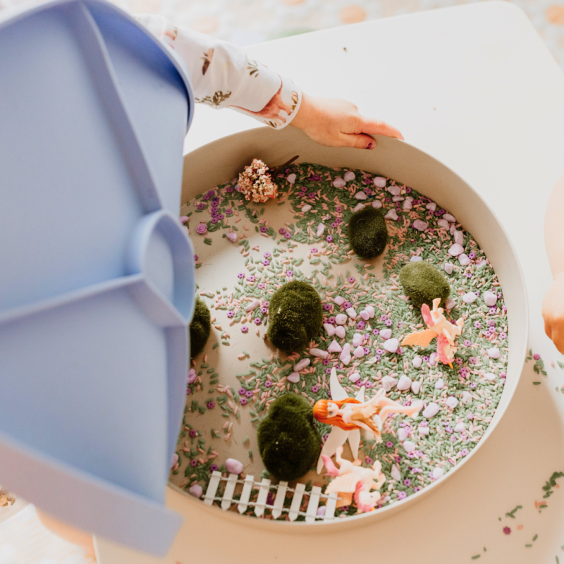 Tacka sensoryczna Play Tray Soft Blue 2w1 pojemnik niebieski Jellystone Designs