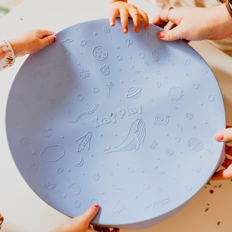 Tacka sensoryczna Play Tray Soft Blue 2w1 pojemnik niebieski Jellystone Designs