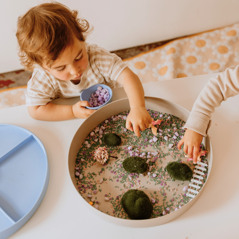 Tacka sensoryczna Play Tray Soft Blue 2w1 pojemnik niebieski Jellystone Designs