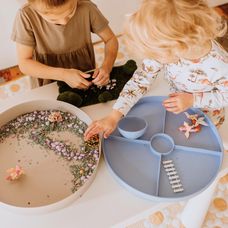 Tacka sensoryczna Play Tray Soft Blue 2w1 pojemnik niebieski Jellystone Designs