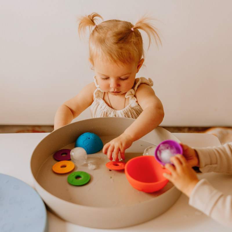 Tacka sensoryczna Play Tray Soft Blue 2w1 pojemnik niebieski Jellystone Designs
