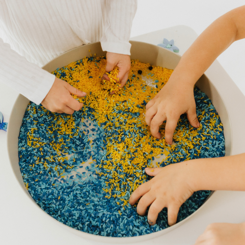 Tacka sensoryczna Play Tray Soft Blue 2w1 pojemnik niebieski Jellystone Designs