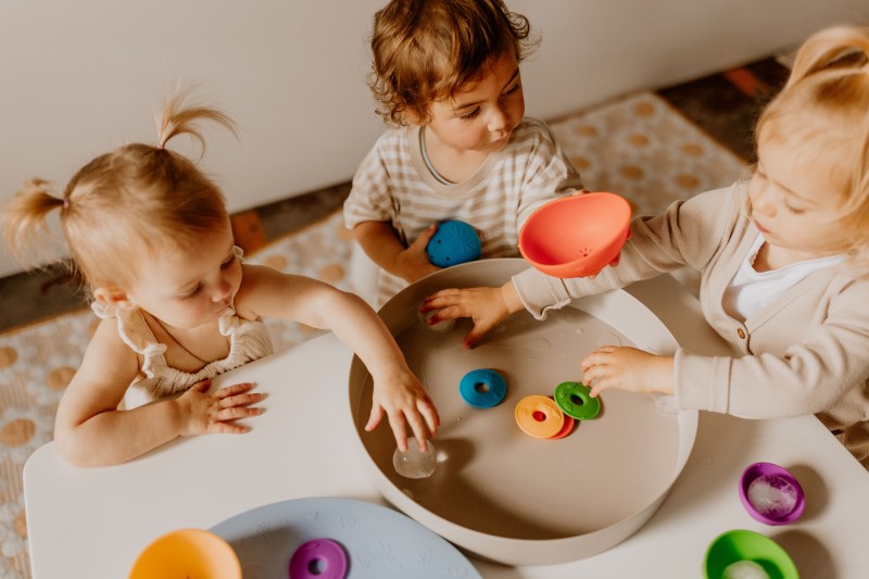 Tacka sensoryczna Play Tray Soft Blue 2w1 pojemnik niebieski Jellystone Designs