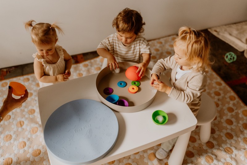 Tacka sensoryczna Play Tray Soft Blue 2w1 pojemnik niebieski Jellystone Designs