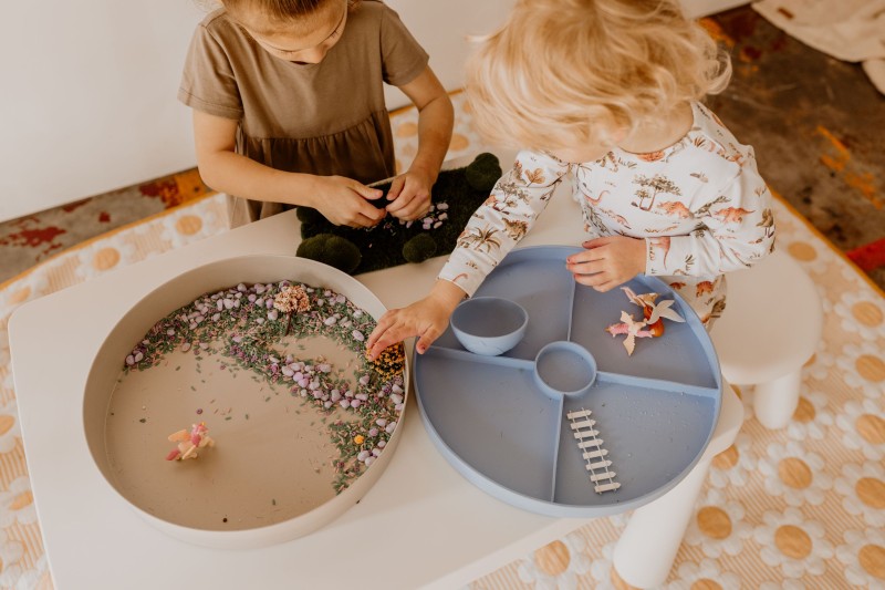 Tacka sensoryczna Play Tray Soft Blue 2w1 pojemnik niebieski Jellystone Designs