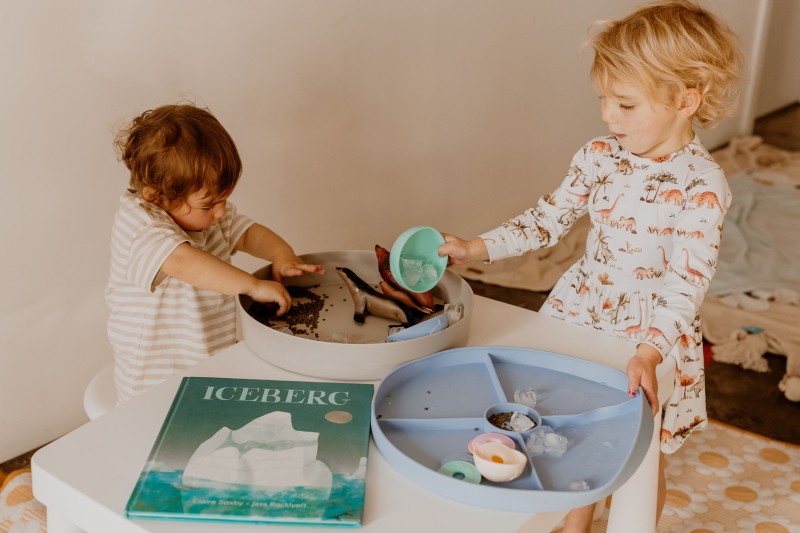 Tacka sensoryczna Play Tray Soft Blue 2w1 pojemnik niebieski Jellystone Designs