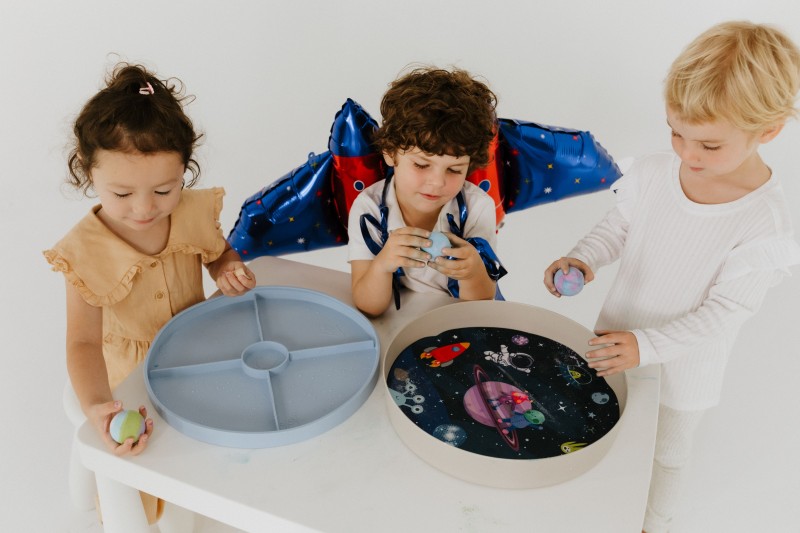 Tacka sensoryczna Play Tray Soft Blue 2w1 pojemnik niebieski Jellystone Designs