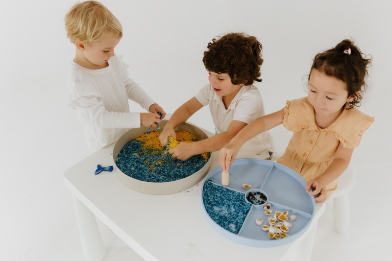 Tacka sensoryczna Play Tray Soft Blue 2w1 pojemnik niebieski Jellystone Designs