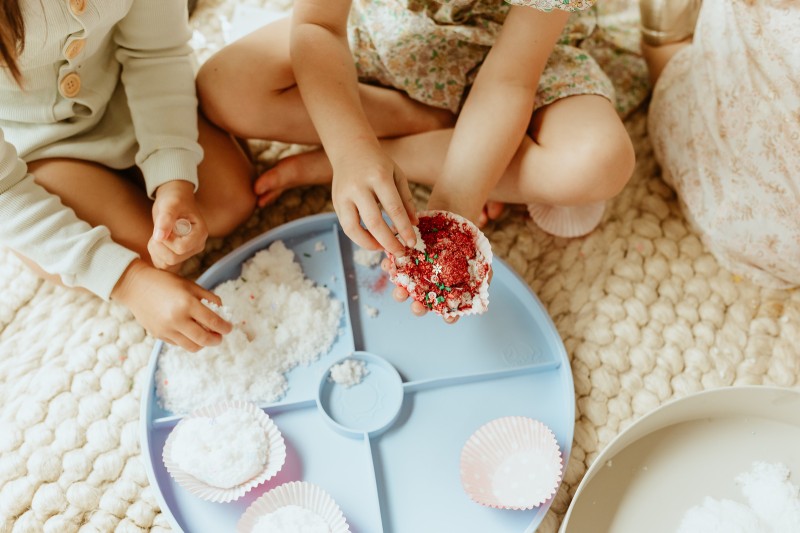 Tacka sensoryczna Play Tray Soft Blue 2w1 pojemnik niebieski Jellystone Designs