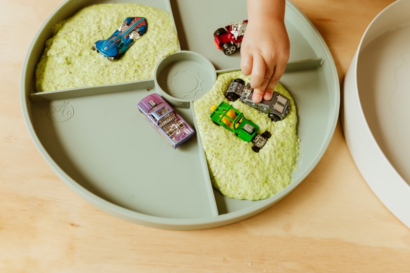 Tacka sensoryczna Play Tray Soft Blue 2w1 pojemnik zielony Jellystone Designs