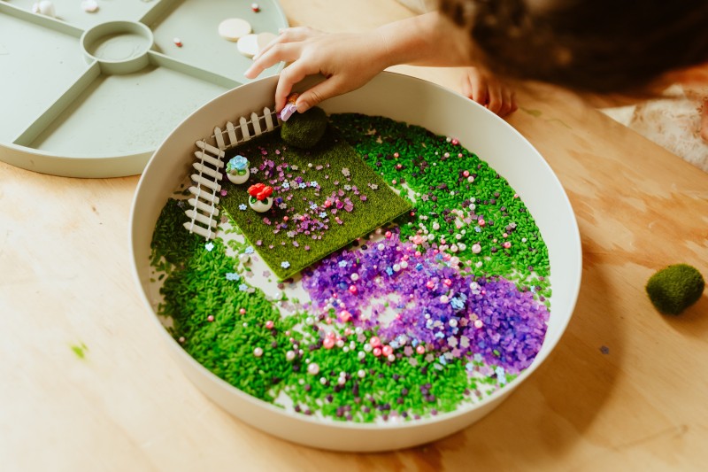 Tacka sensoryczna Play Tray Soft Blue 2w1 pojemnik zielony Jellystone Designs