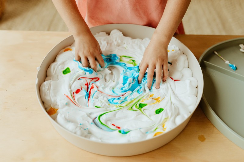 Tacka sensoryczna Play Tray Soft Blue 2w1 pojemnik zielony Jellystone Designs