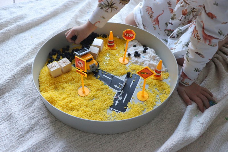Tacka sensoryczna Play Tray Soft Blue 2w1 pojemnik zielony Jellystone Designs
