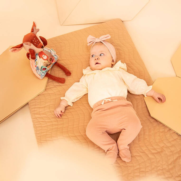 Przytulanka aktywizująca z lusterkiem A kuku Sarenka Stella 6 m+ Lilliputiens