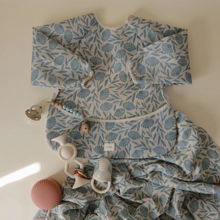 mushie-sliniak-z-dlugim-rekawem-blue-flowers (4).jpeg