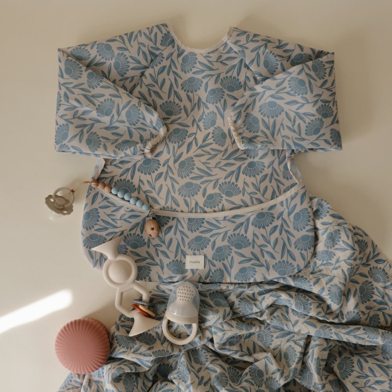 Wodoodporny śliniak z długim rękawem Blue Flowers Mushie