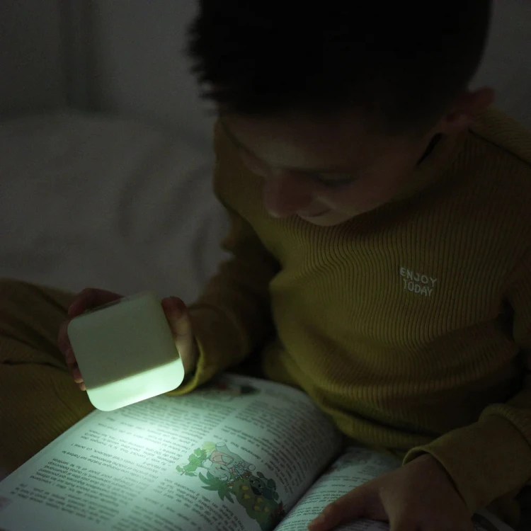 przenosna-lampka-nocna-cube-b-swiecaca-kostka-las_25651_5.jpg