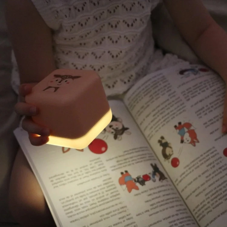 przenosna-lampka-nocna-cube-b-swiecaca-kostka-sarenka-finley_25653_5.jpg