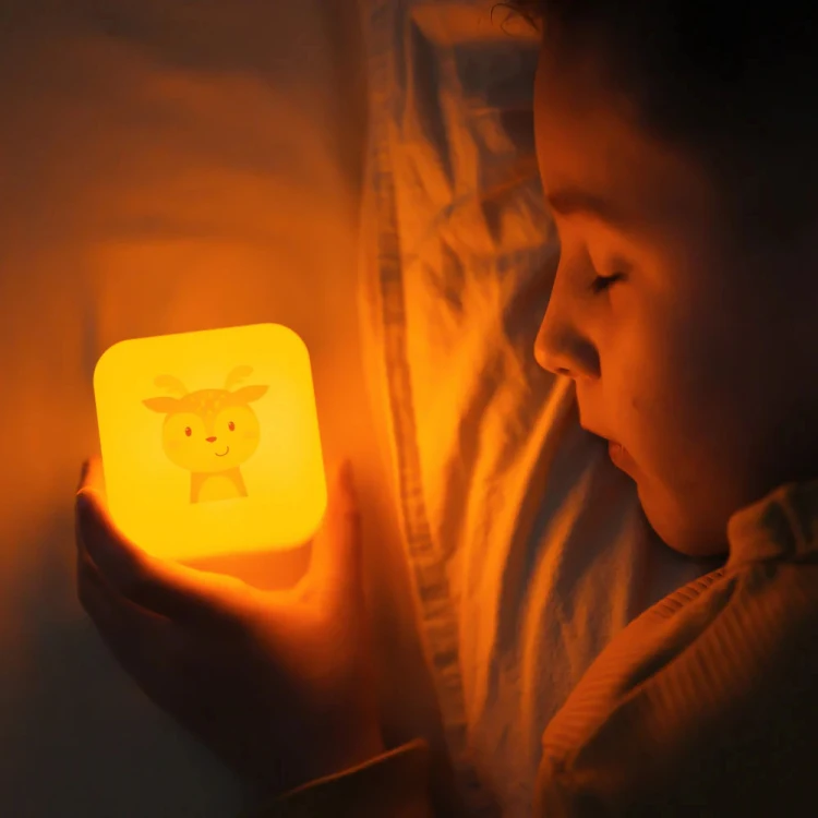 przenosna-lampka-nocna-cube-b-swiecaca-kostka-sarenka-finley_25653_4.jpg