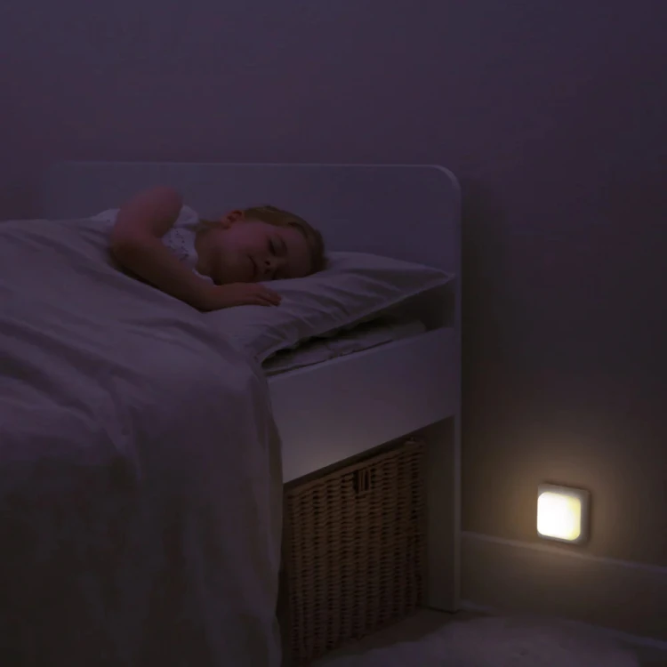 przenosna-lampka-nocna-cube-b-swiecaca-kostka-sarenka-finley_25653_3.jpg