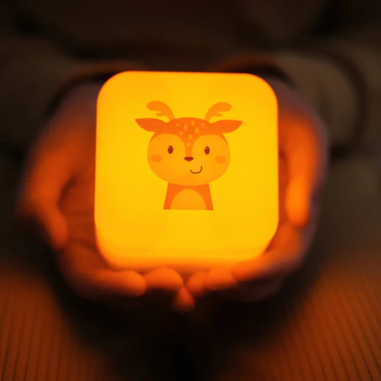 przenosna-lampka-nocna-cube-b-swiecaca-kostka-sarenka-finley_25653_2.jpg